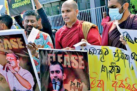 Protest outside TID demanding release of Mudalige, Siridhamma Thera