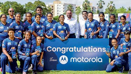 Abans honours Women’s Asia Cup winners with newest Motorola smartphones