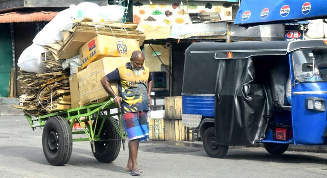 Workers active in Pettah despite May Day