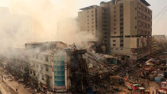 Slow emergency response blamed in deadly fire that tore through Pakistani mall
