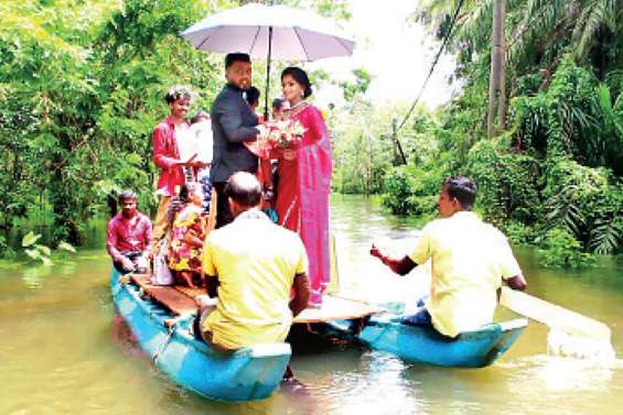 Floods prompt couple to use canoes for homecoming instead of car