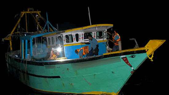 Navy arrests 37 poaching Indian fishermen in five trawlers on SL waters