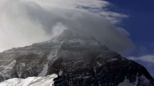 Almost 1,000 trapped on Tibetan side of Mount Everest by blizzard