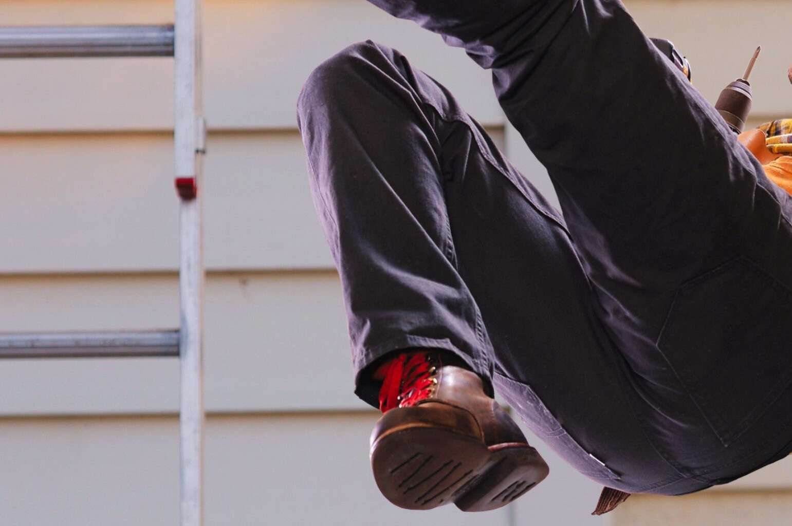 Technical University student falls to death from fourth floor of hostel in Diyagama