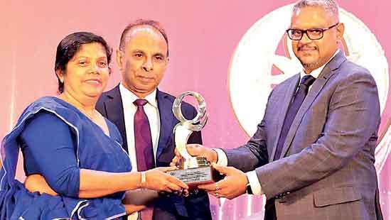 SLSI honours ComBank for winning global award