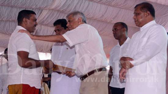 PM distributes deeds to landless in Moneragala