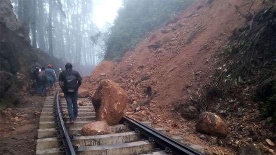Earth mound collapses between Diyatalawa and Haputale