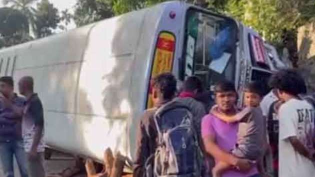 Bus overturns in Haldummulla; Driver killed