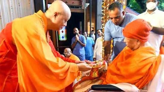 Alms giving to invoke blessings on Ven. Xi Pashao thera