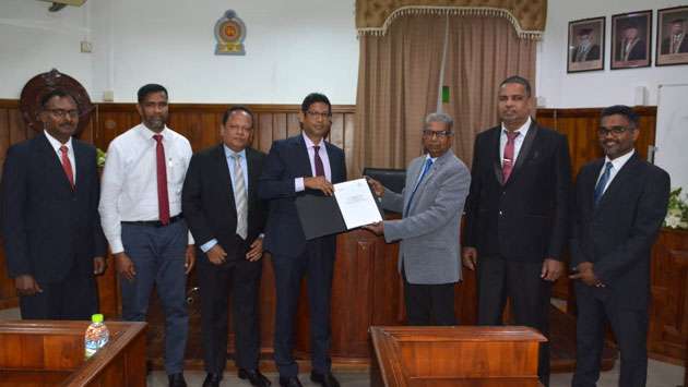 CSE and South Eastern University exchange MoU to improve financial literacy of undergraduates