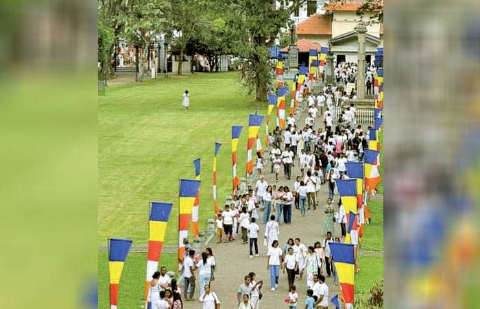 Heavy influx of devotees at Sri Dalada Maligawa