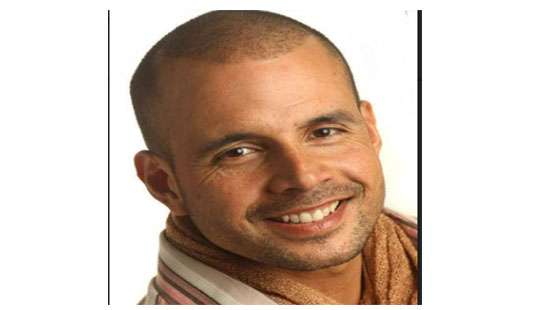 Renowned photojournalist Essdras Suarez in SL