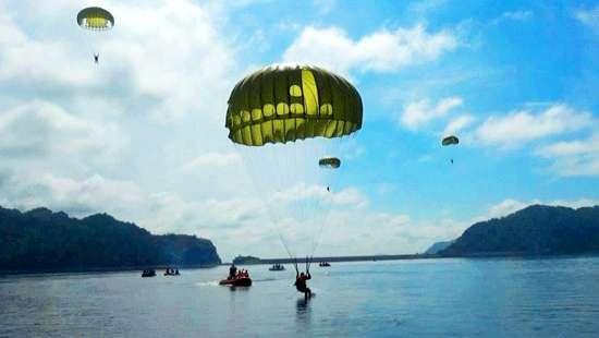 Airborne training at Maduruoya reservoir