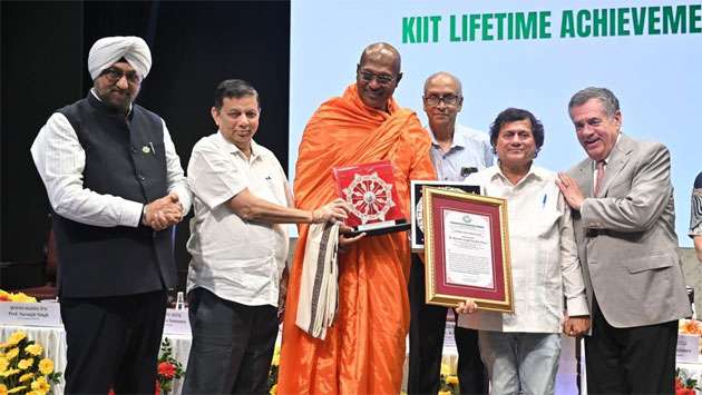 Gangaramaya Chief Incumbent awarded Lifetime Achievement Honor
