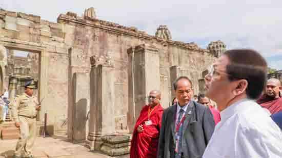 President visits Angkor Wat