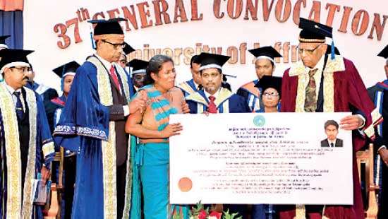 Mother on stage to receive dead son’s degree certificate