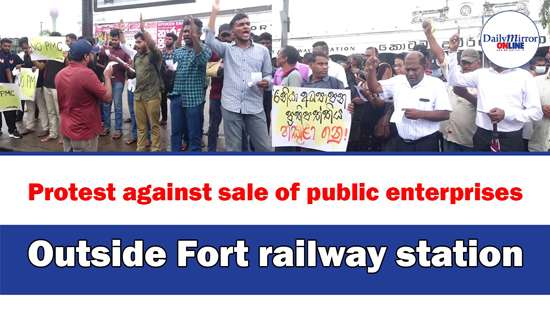 Protest against sale of public enterprises, Outside Fort railway station