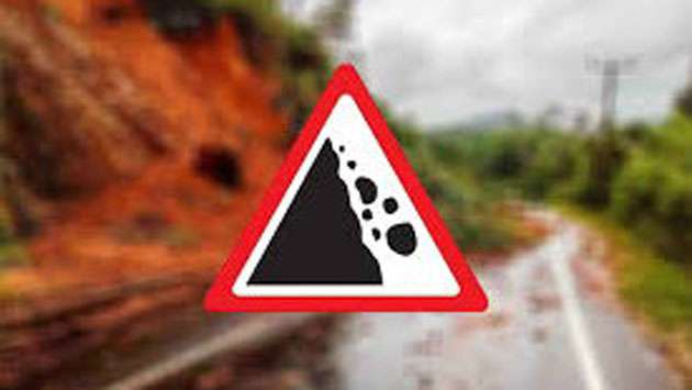 Ella-Wellawaya road blocked due to earthslip