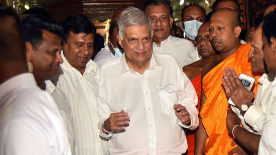 Ranil visits Gangaramaya