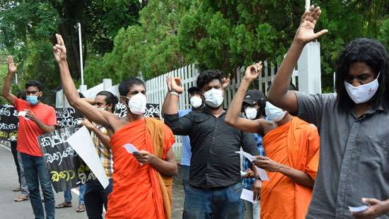 Kelaniya University students in protest…