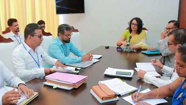 PM discusses issues of university non-academic staff