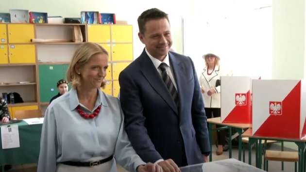 Polish conservative Nawrocki leads presidential vote