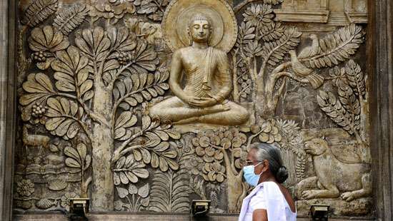 Ill Full Moon Poya: Devotees at Gangarama temple