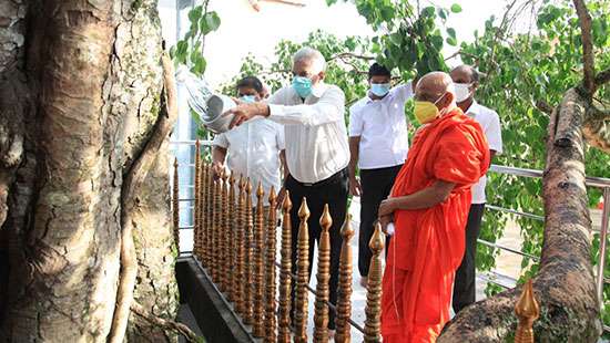 Ranil visits Abhayarama