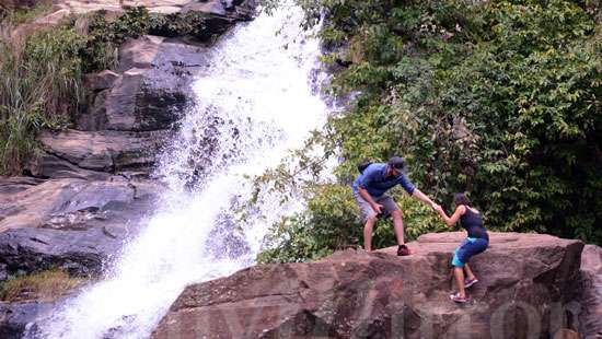 Rawana falls attracts tourists