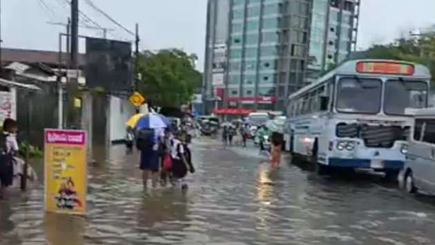 Minor floods hit Galle roads