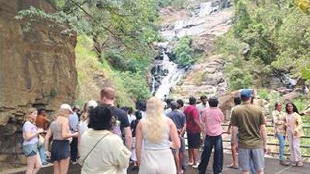Heavy influx of tourists at Ravana Ella