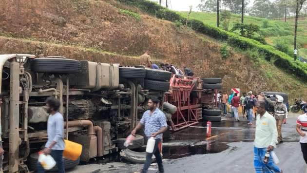 Fuel bowser overturns in Talawakele, causing major traffic disruption