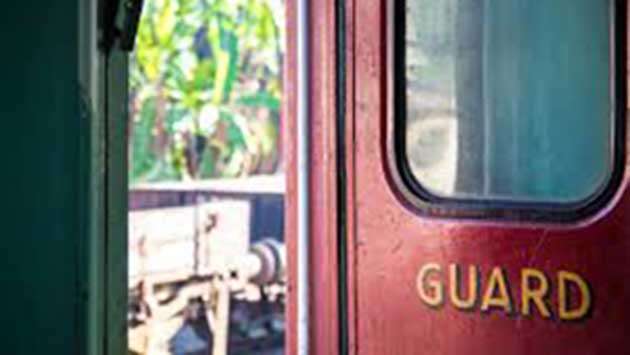 Guard falls off train between Ganemulla and Bulugahagoda