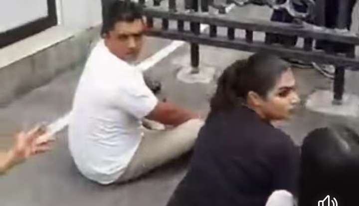 Hirunika and group arrested for protesting near President's House