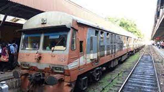 Kelani Valley trains delayed due to sheer negligence of Train guard, driver