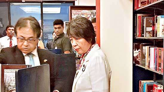 Japan’s Foreign Minister visits Vijitha Yapa Bookshop