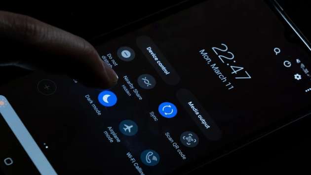 Dark mode on screens harmful for eyes, Says expert
