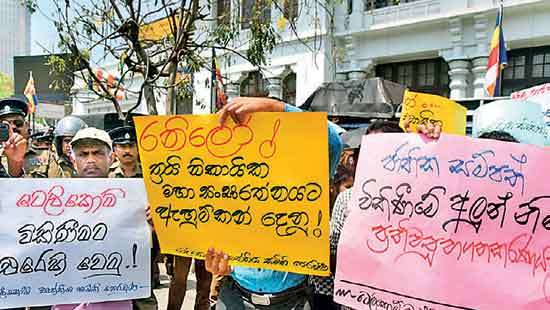 The National Resource Protection Movement yesterday staged a protest in Colombo