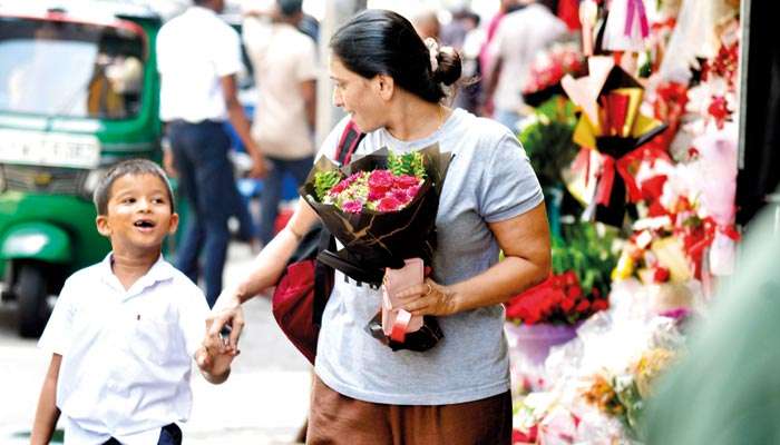 More customers to buy fresh red roses, a single red rose costs Rs.200