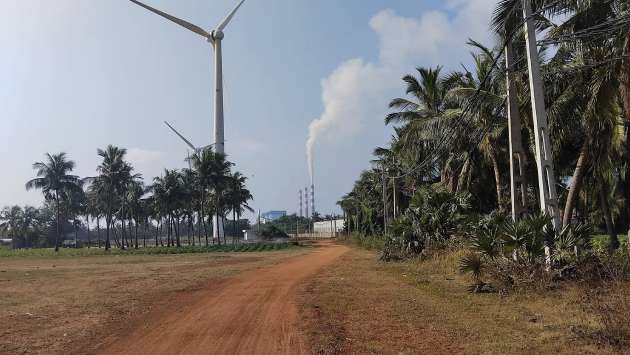 Unusual smoke billows from Lak Wijeya plant, people worried over environmental problem