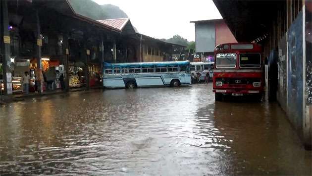 Heavy rains flood roads in Nawalapitiya, disrupt traffic