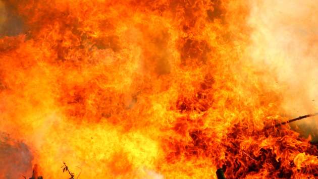 Fire destroys polythene stock at Dambulla market shop