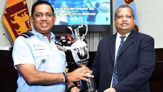 Commander unveils golf cup trophy