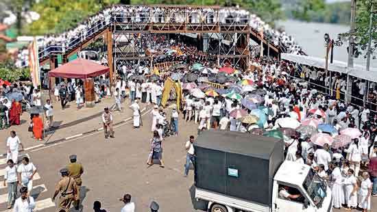 Devotees  at Relic  Exposition  saddened  due to  Police  negligence