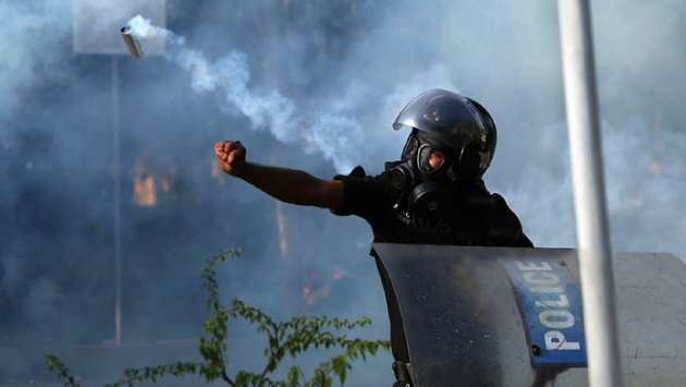 Police fire tear gas  after tense confrontation in Kahawatte