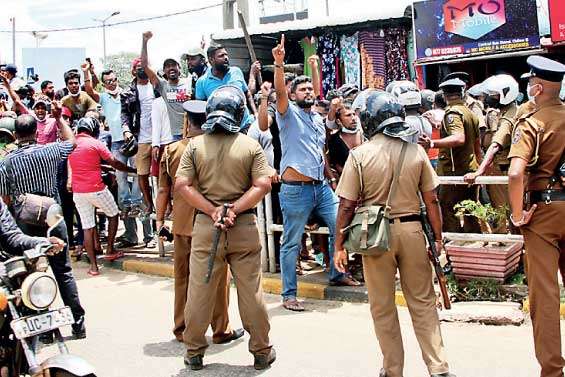 Pro and anti-government group clash in Chilaw