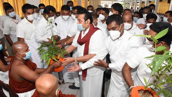 Premier at Kelaniya Temple