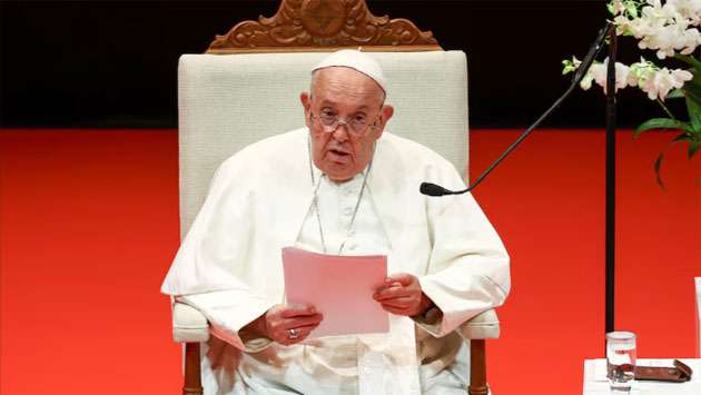 Pope Francis urges fair wages for migrant workers