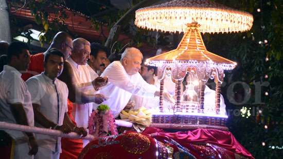 Gangaramaya Navam Perahera parades streets