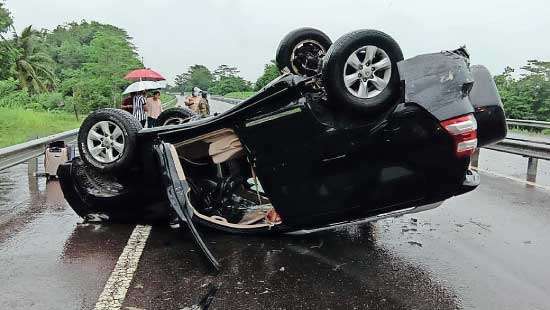 Luxury SUV topples on Expressway, occupants unhurt